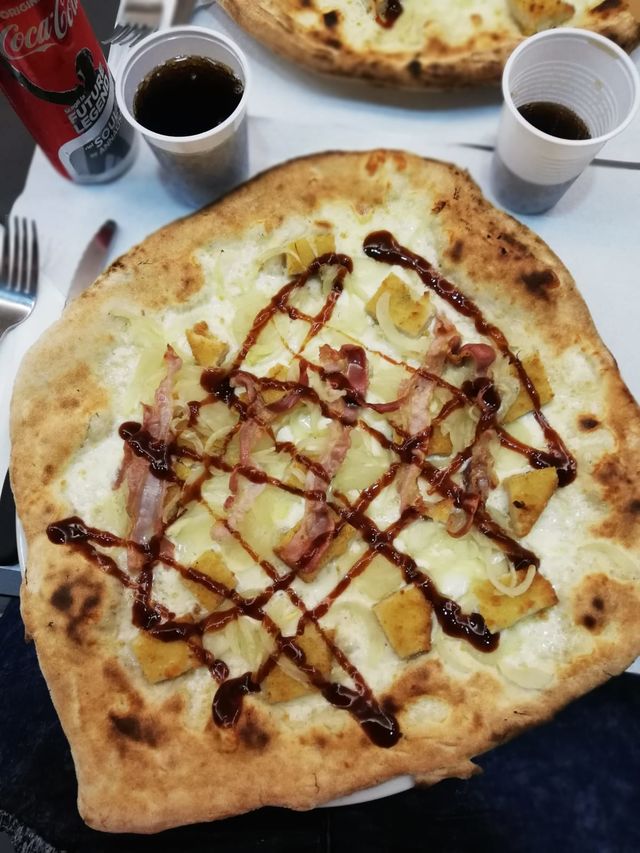 “Brooklyn”
(mozzarella, cotoletta di pollo, bacon, cipolle, salsa BBQ, su richiesta anche piccante)