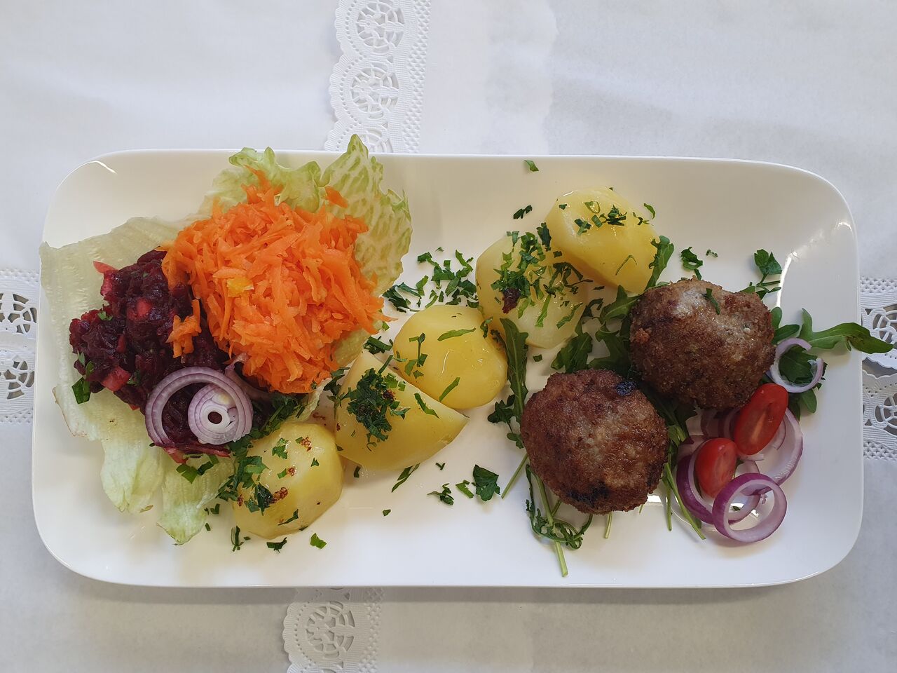 Frikadelle mit Kartoffeln und Salate