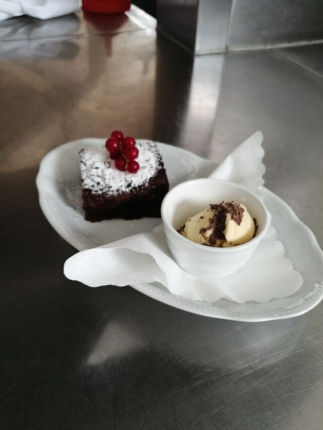 Schokoladenkuchen und Vanilleeis