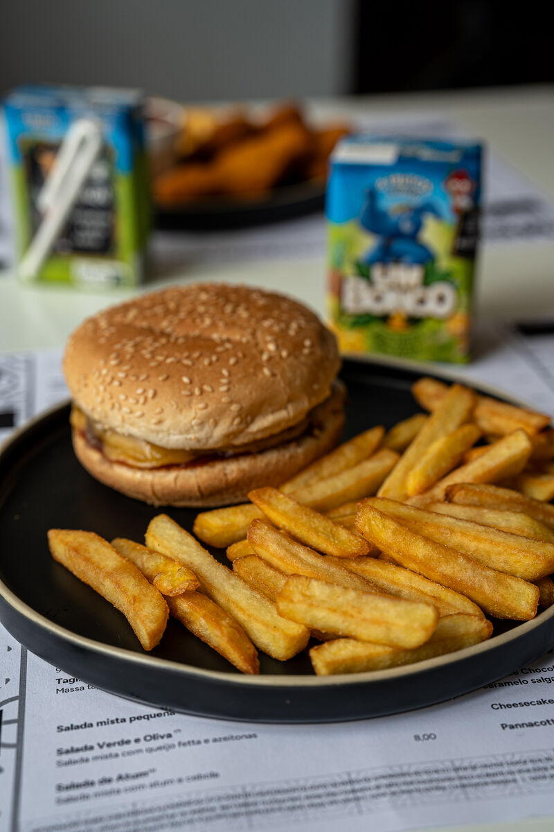Cheesekid com skinny fries e bebida