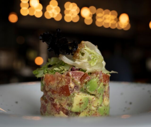 Tartar fresco de tomate concasse y aguacate con aroma de mostaza