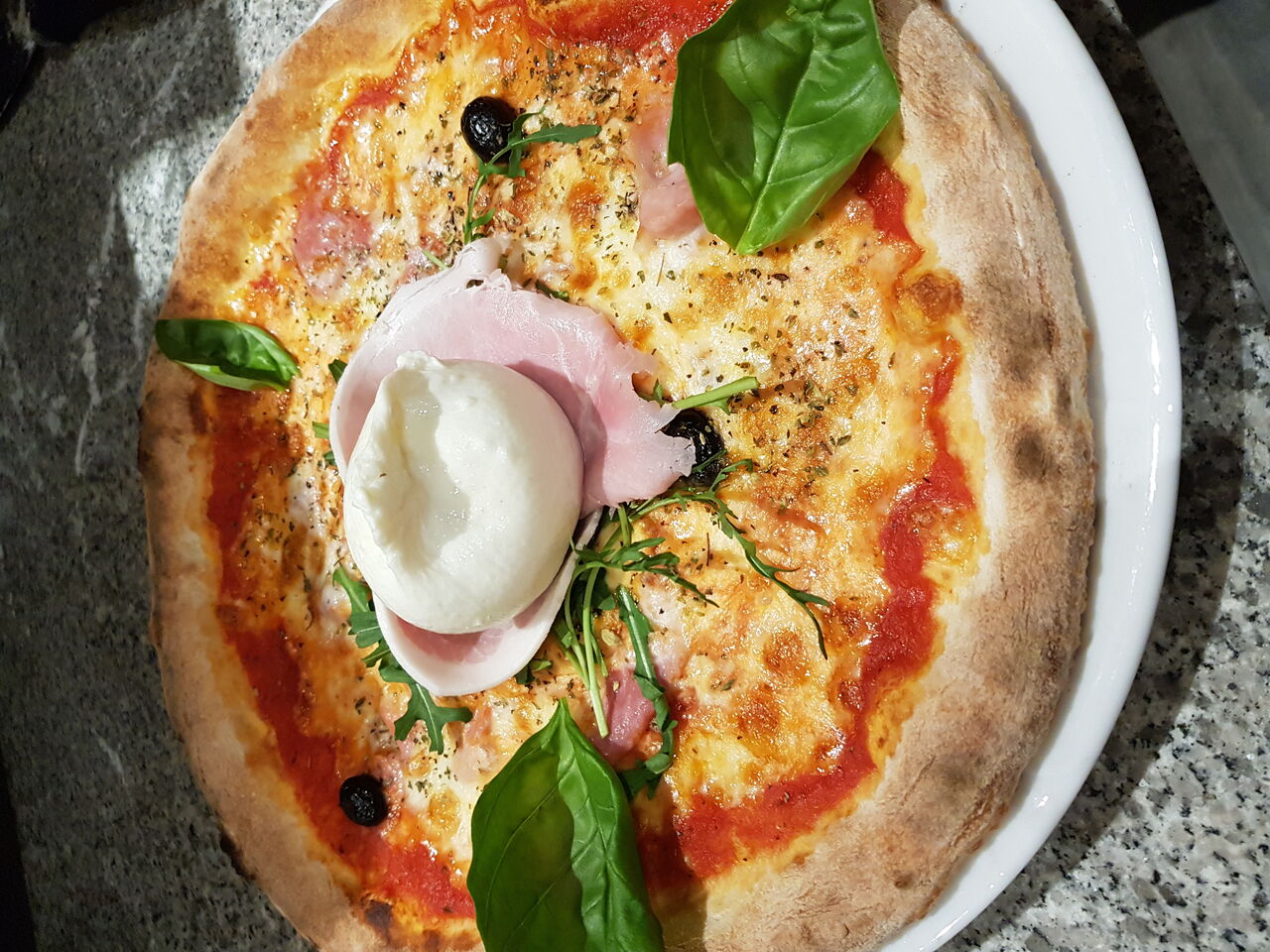 Pizza burrata et jambon blanc à la truffe 