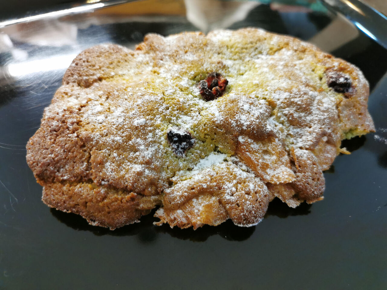 Croissant aux amandes, pistache et framboises.
