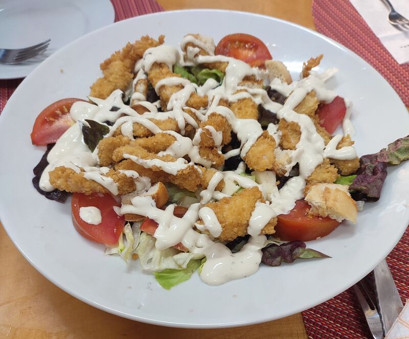 Ensalada César con pollo Crujiente 