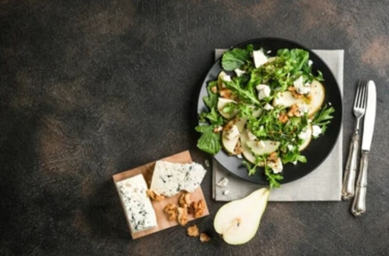 Salade de Poires au bleu d'Auvergne : Salade,poires en sirop,bleu d'Auvergne,noix,miel,émincé de poulet