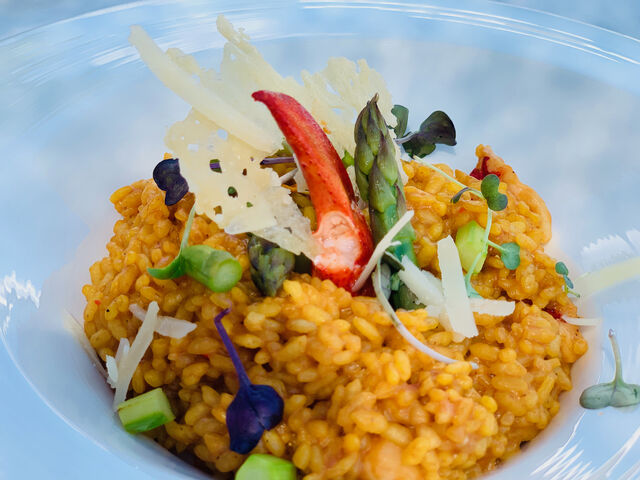 Risotto de bogavante al safran con verduras de temporada y crujiente de Parmesan viejo