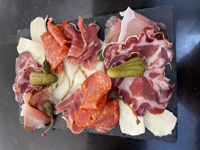 Planche apéritive à partager, charcuteries et fromages italiens.
