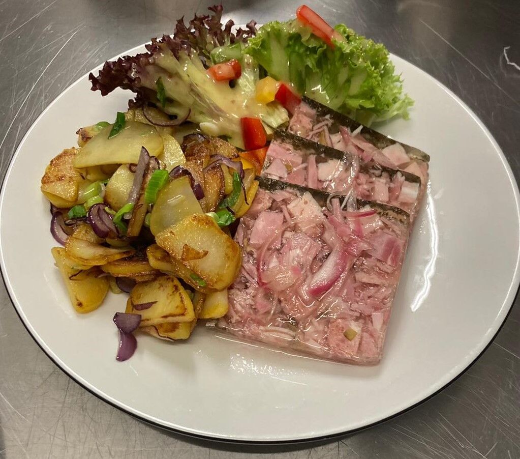 Hauptgang
Schweinesülze/ Schalottenvinaigrette/ Bratkartoffeln/ Salat