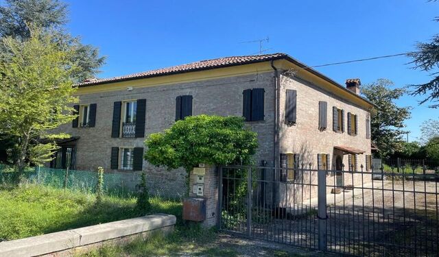 La struttura: ingresso principale e ponte d'accesso