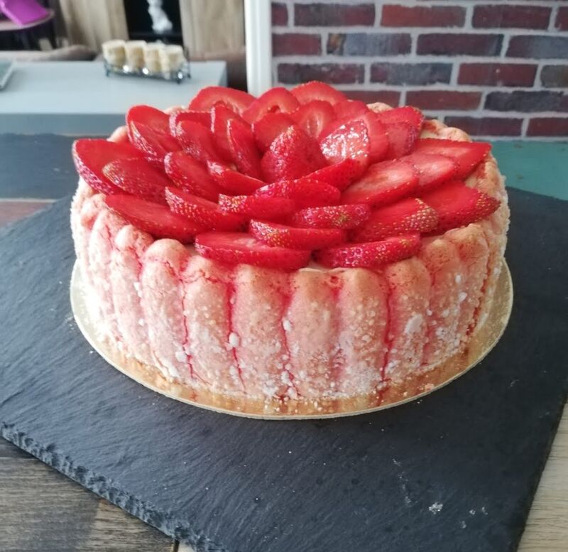 Charlotte aux fraises (mousse bavaroise à la vanille)