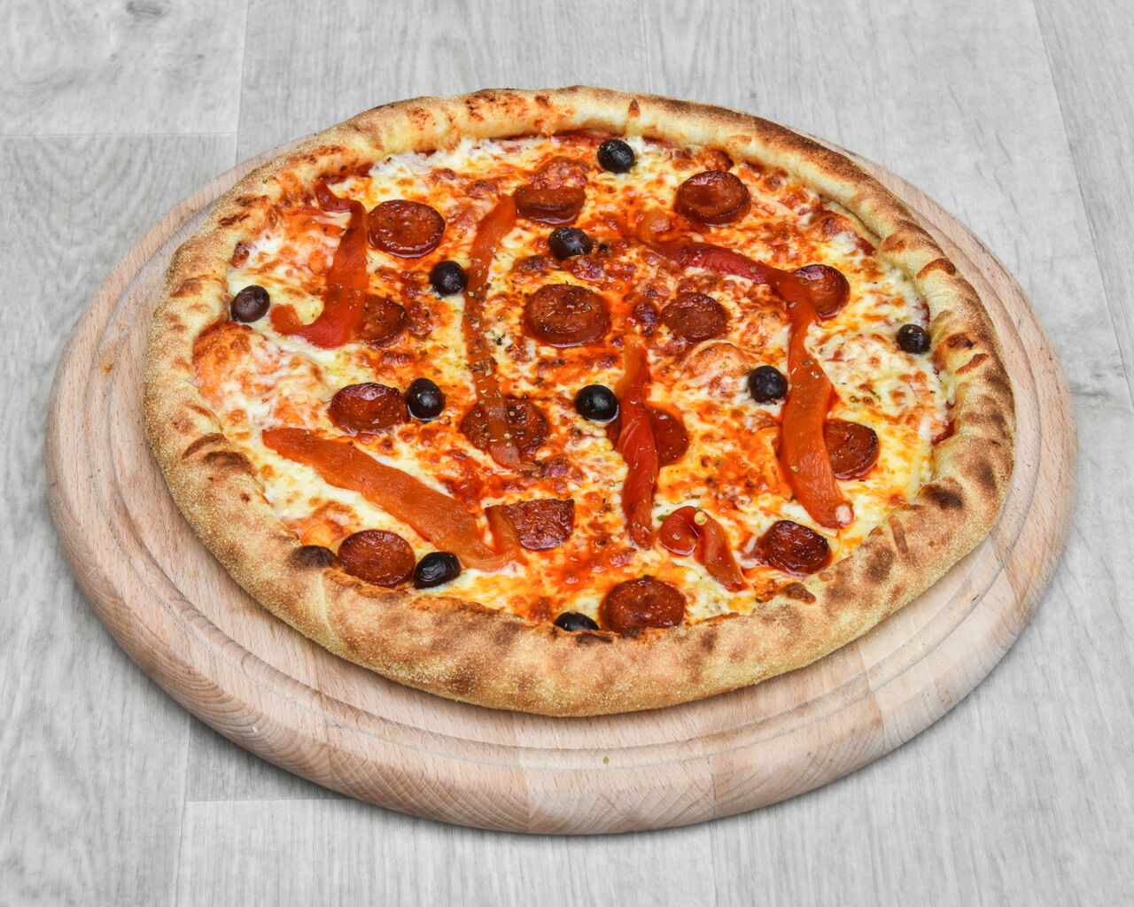 Tomate, fromage, poivrons, chorizo, olives et origan.33 cm.