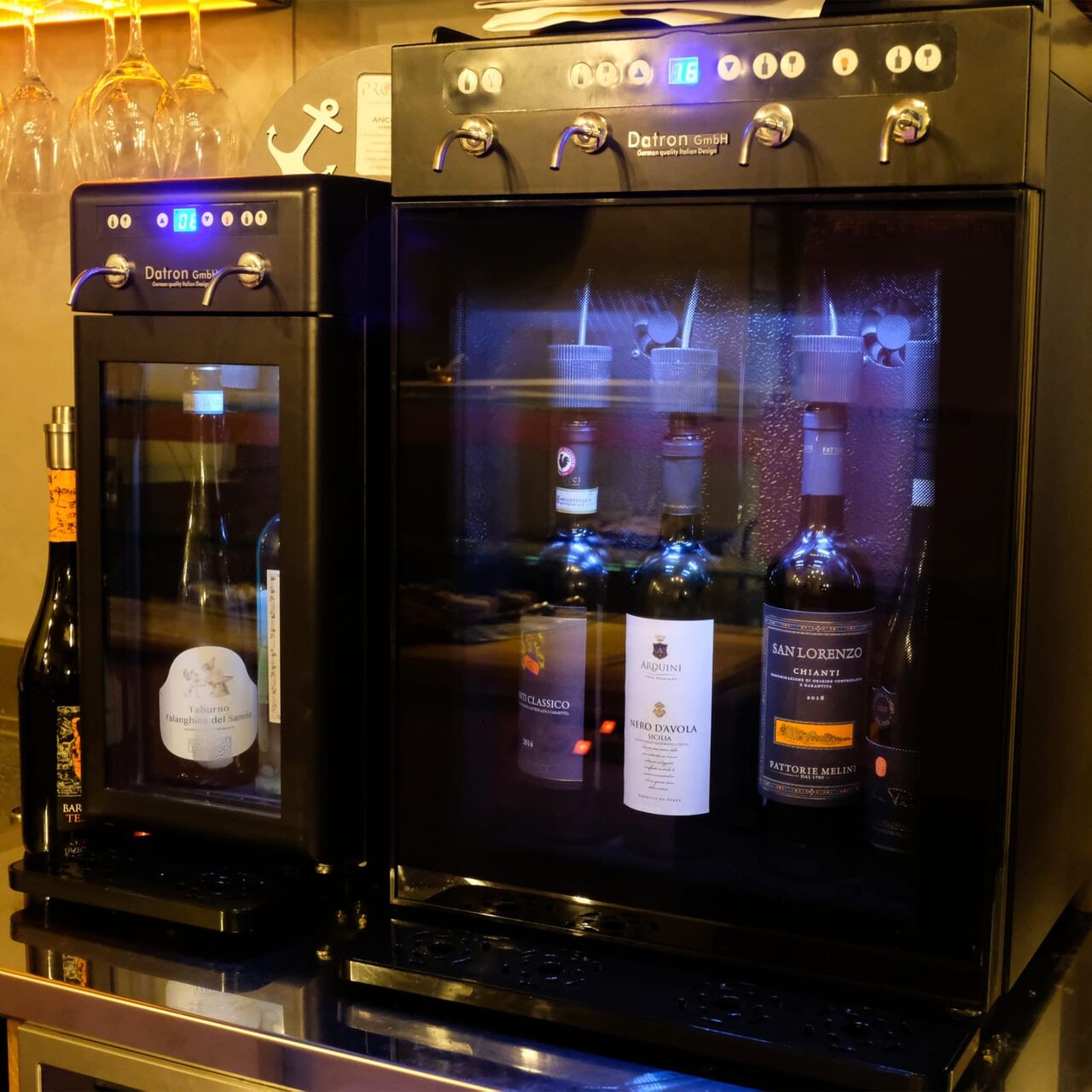 Dispenser vino per tenere le bottiglie aperte mantenendo il gusto originale e sbicchierare anche vini di alta fascia.