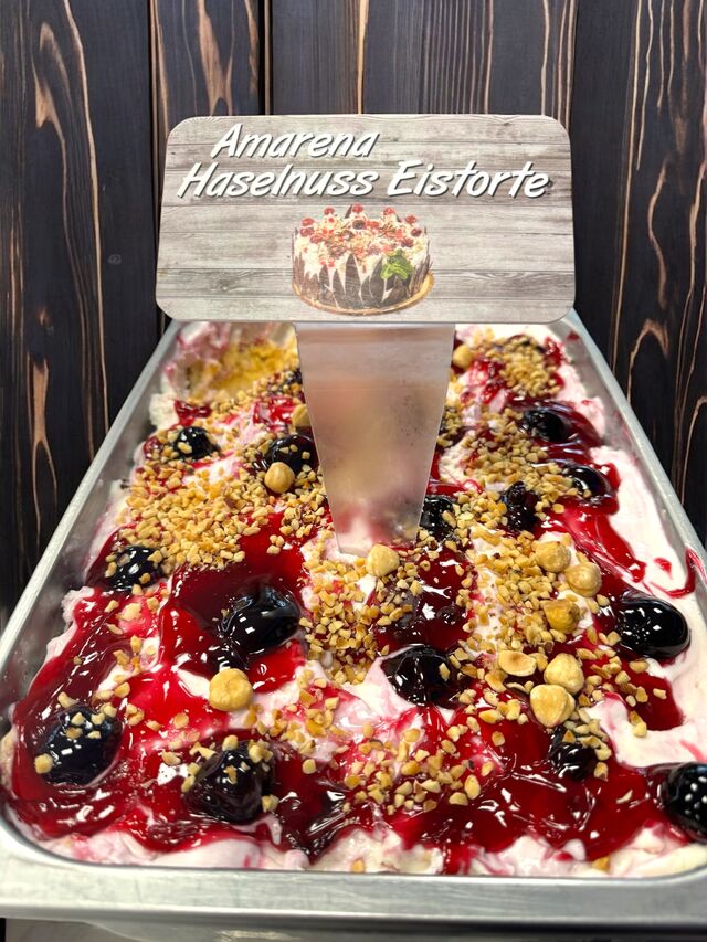 Amarena-Haselnuss Eistorte