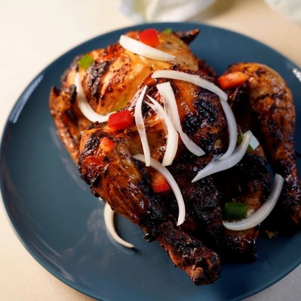 Aux Antilles et dans la plupart des pays d’Afrique, ce plat est aussi synonyme de repas festif et de grande tablée.