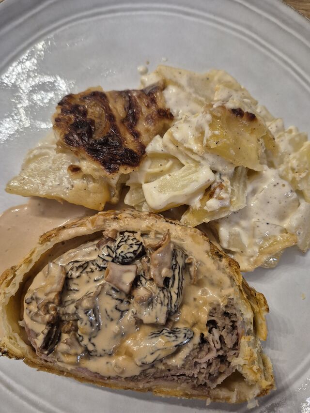 Boeuf Wellington sauces au morilles gratin dauphinois 