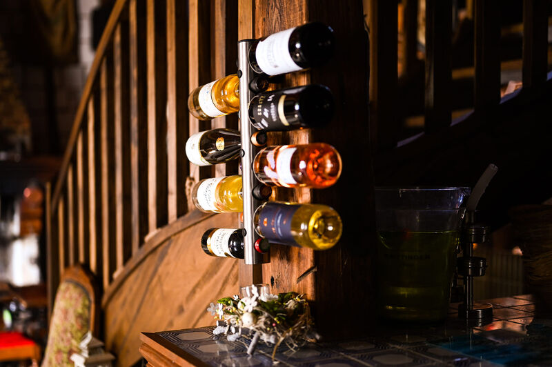 Un bar où l'on peut déguster : La bière locale, les cocktails, les bières belges ainsi qu'une sélection de vin..