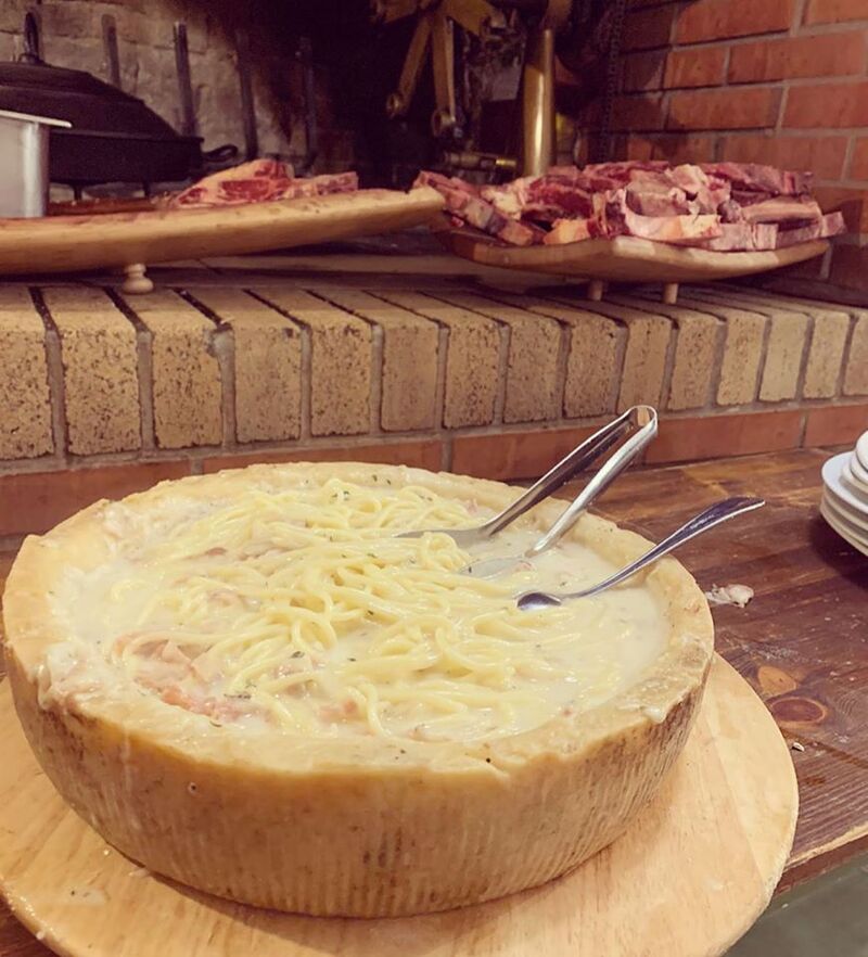 Tonnarelli al guanciale e timo serviti nella forma di pecorino