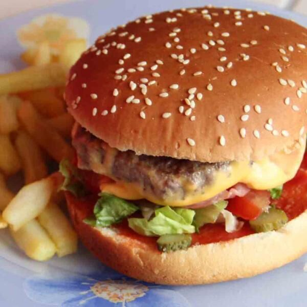 Burger Maison Viande de Bœuf Charolaise Frites Salade
14,00€