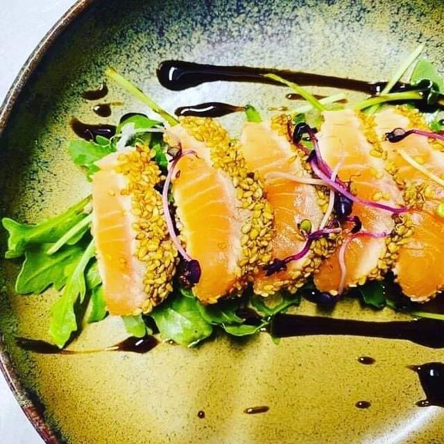 Tataki de saumon 8€
aux graines de sésame et tomates cerises