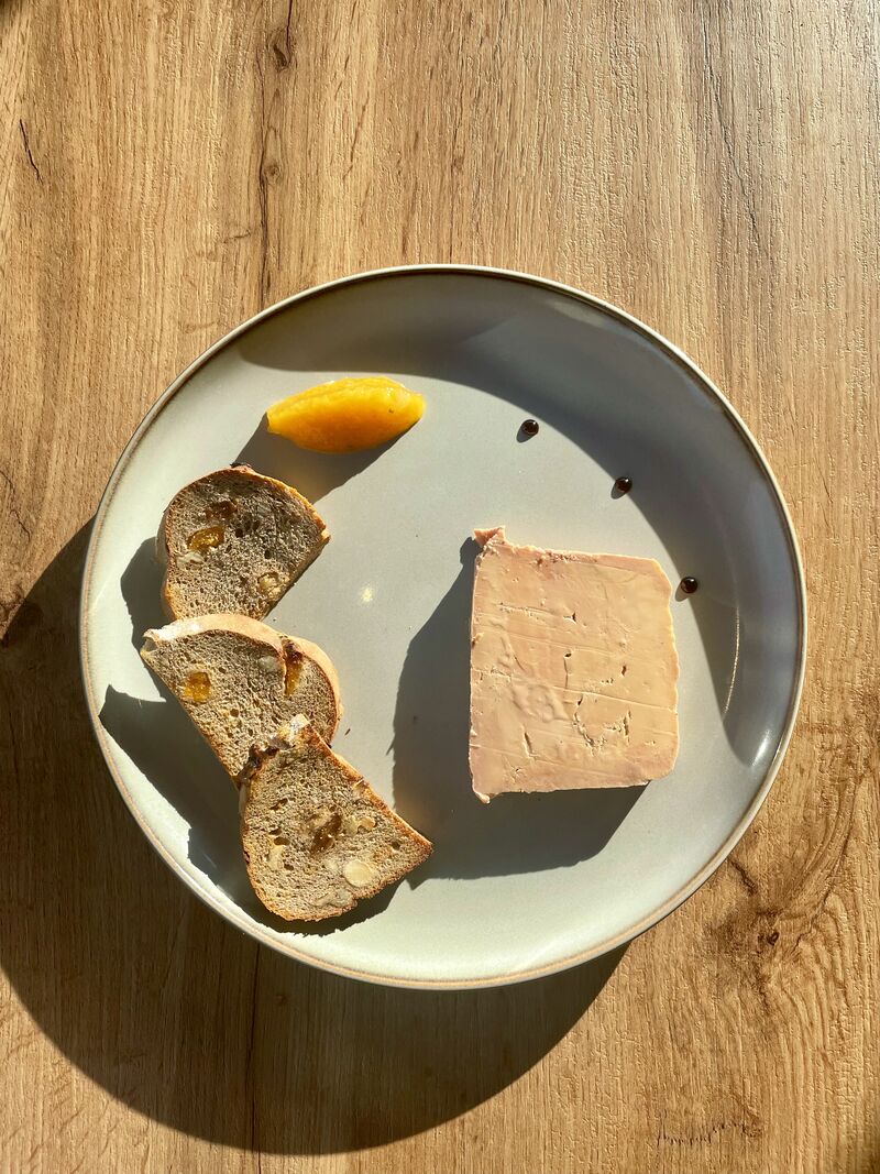Foie gras de canard mi-cuit, pain grillé aux fruits secs, chuteney d'abricot et romarin