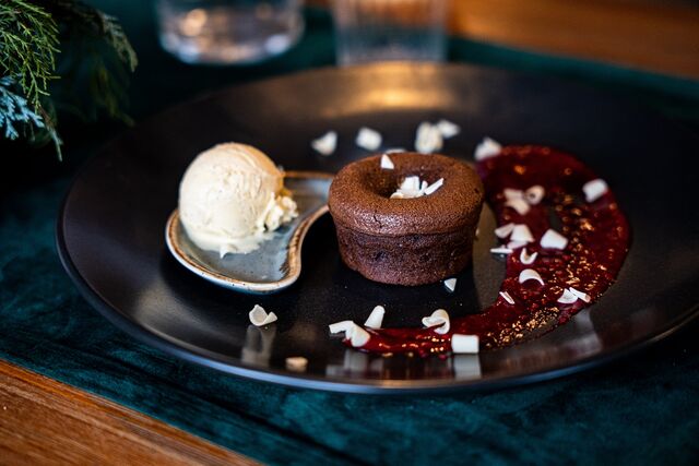Fondant czekoladowy na ciepło, z lodami waniliowymi i domowym sosem z malin
