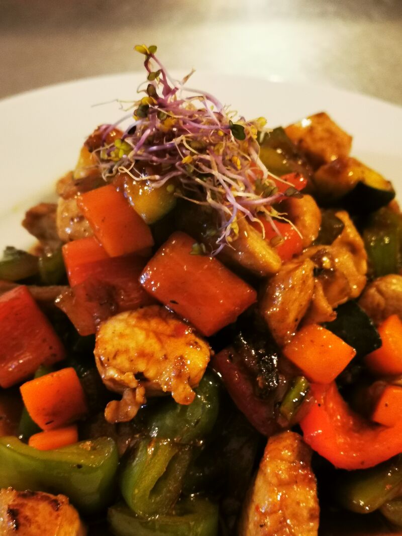 Yakisoba de pollo.