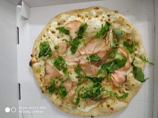 Saumon 13€base crème / mozzarella / saumon / roquette 