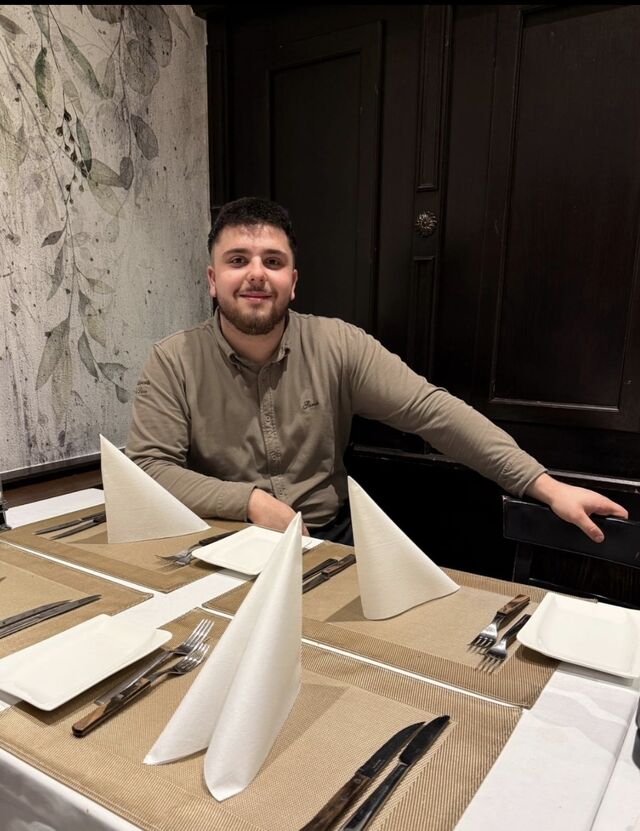 Samir, Auszubildender Service