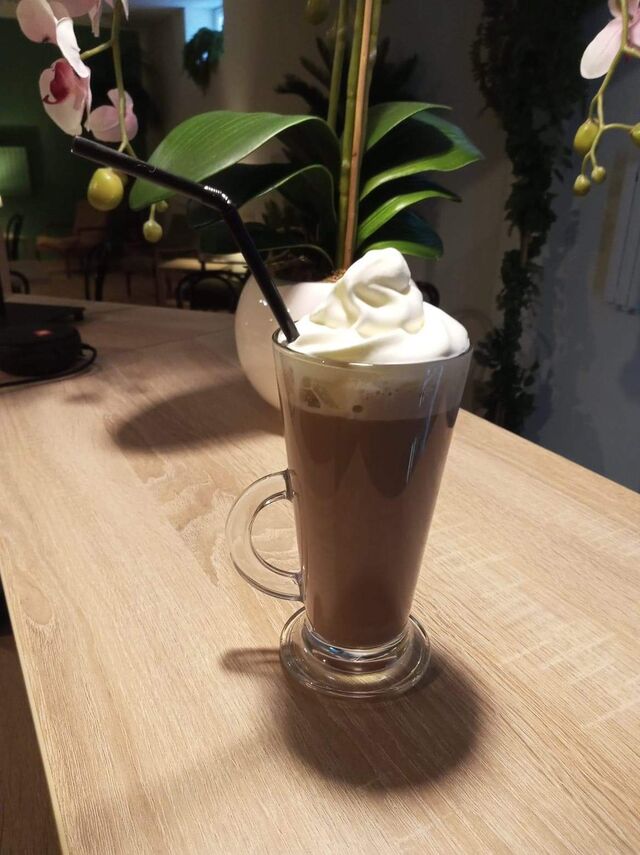 Kawa z czekoladą i alkoholem na letnio z bitą śmietaną