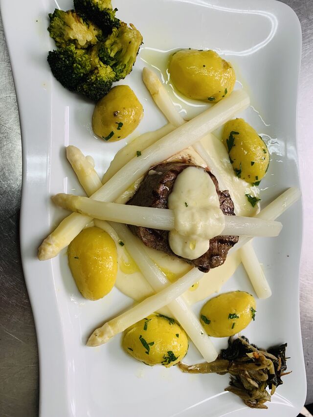 Rinderfilet auf Spargelcreme