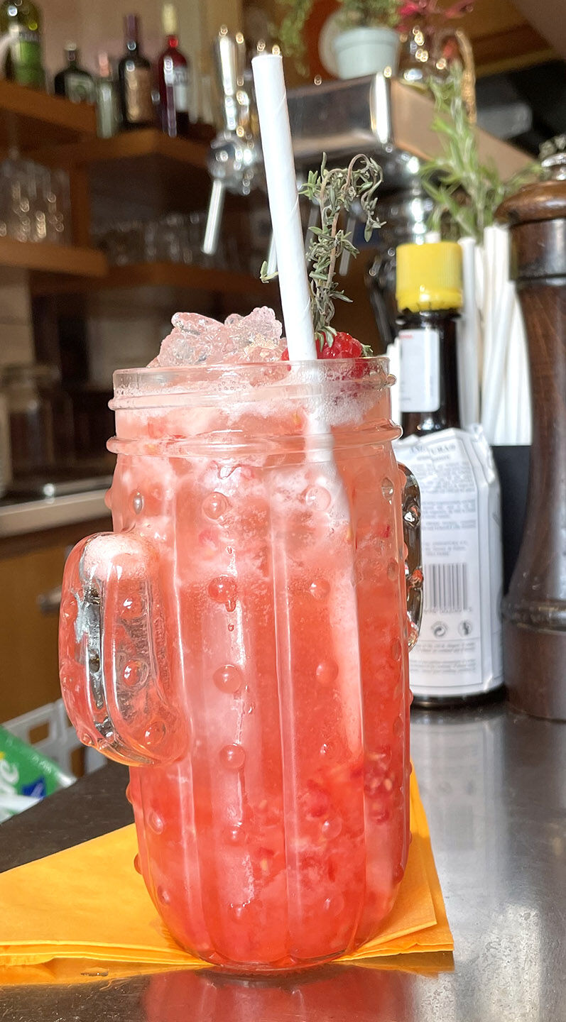 Madame Java - Vodka infusé à l'hibiscus, framboise, jus de citron vert, sirop de thym maison, limonade.