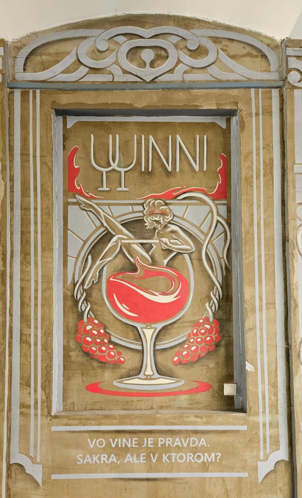 Przed wizytą w naszych progach zerknijcie na piękny mural w bramie.