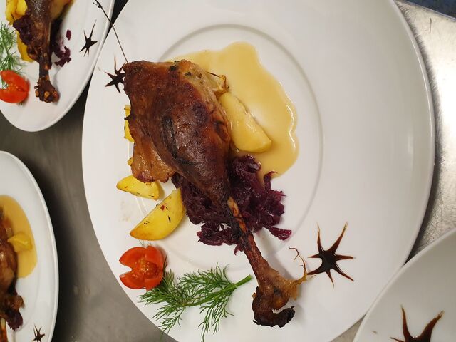 Geschmorte Entenkeule auf Apfel serviert (als Mittagsmenü)