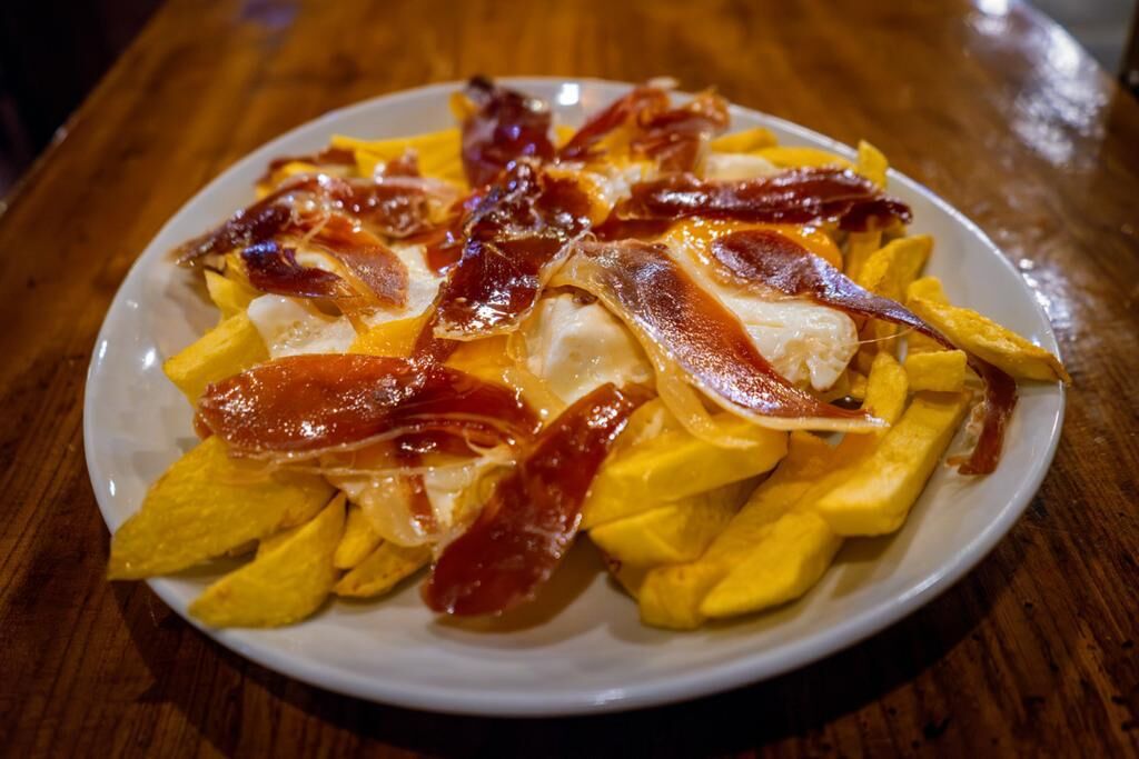 Huevos Rotos con Jamón / Picadillo de chorizo / Morcilla 
