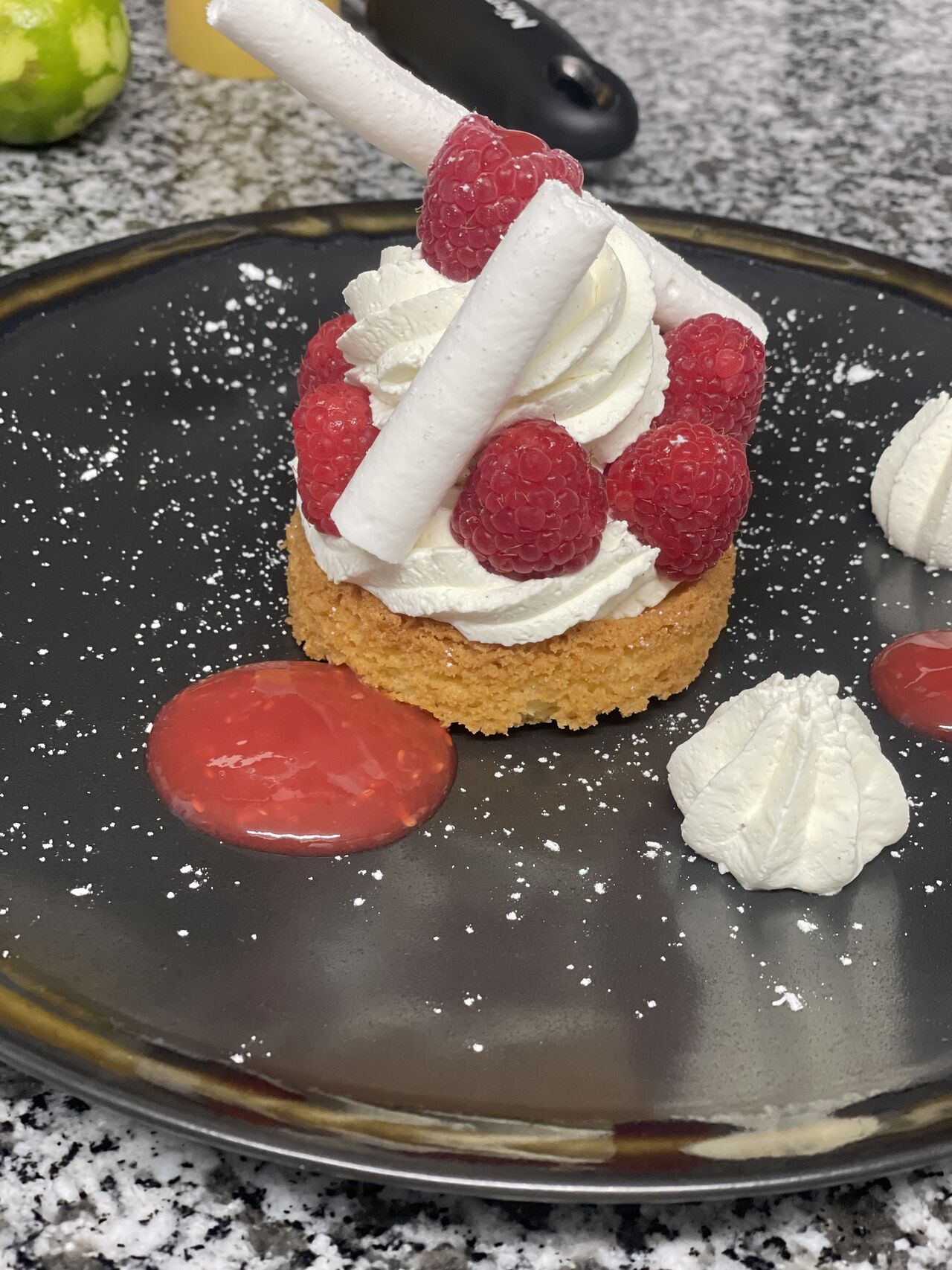 Sablé breton crème double vanille, framboises 