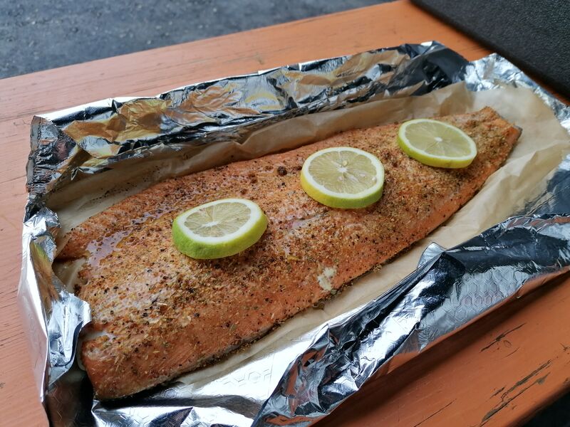 Lachs-Filet aus dem Keramikgrill. Je nach Größe des Events mit bis zu 10 verschiedenen Geschmacksrichtungen