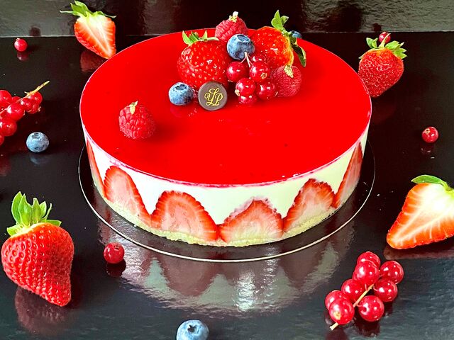 Fraisier à la crème légère vanille.