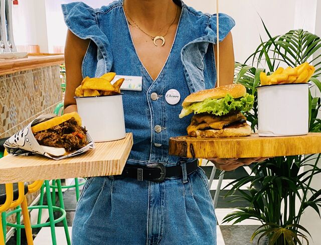 Prueba nuestra arepa de mechada con queso y hamburguesa la afortunada. ¡Qué rico! ???