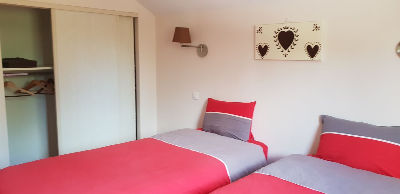 2 single beds
room with bunkbed too
