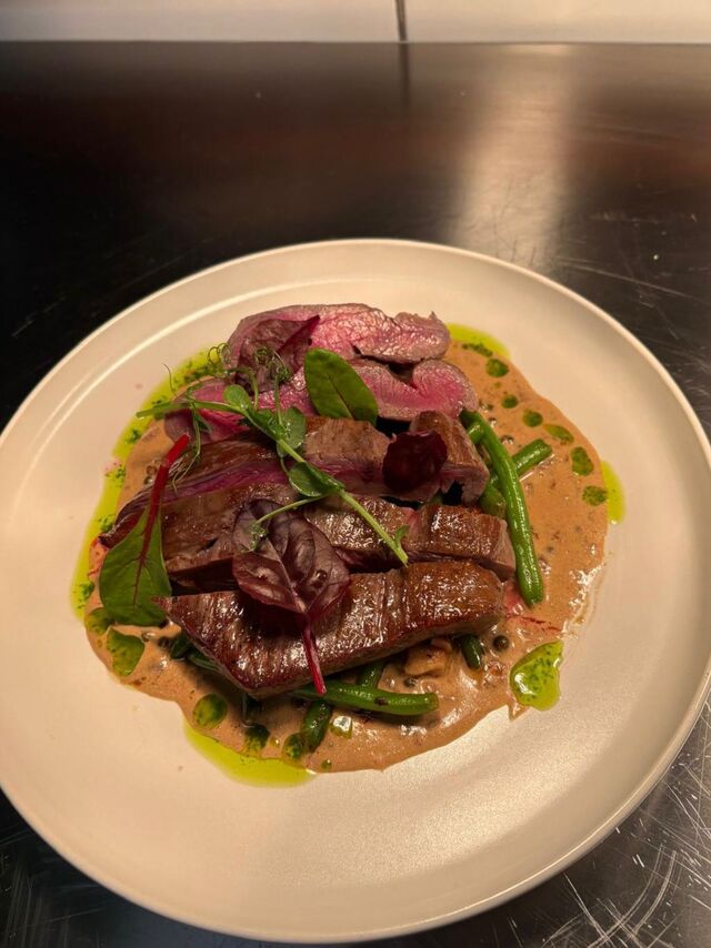 Hovězí Flank steak s fazolkami a pepřovou omáčkou