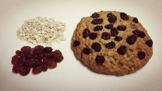 Uma deliciosa cookie com aveia, canela e passas de uva. Quantidades mínimas de encomenda: caixa de 6