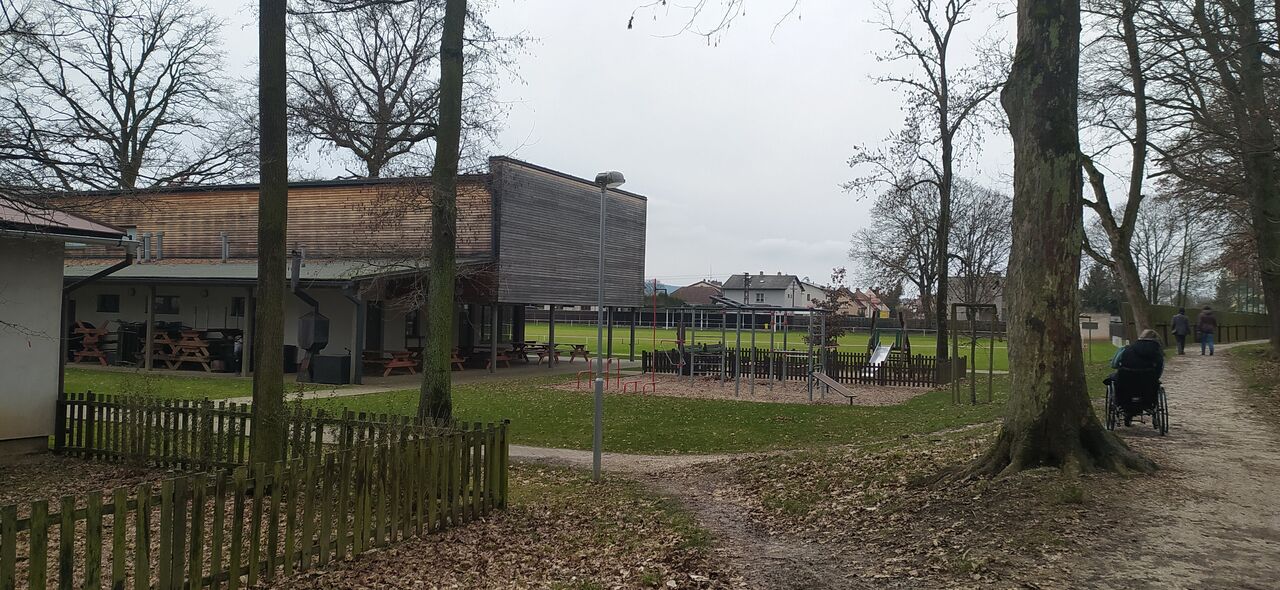 Vycházková trasa lesoparkem Bažantnice.