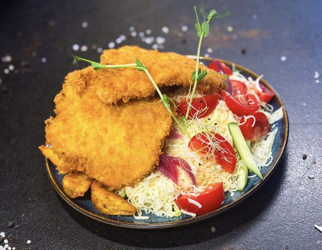 Panko morzsában sült csirkemell frss salátával és steak burgonyával