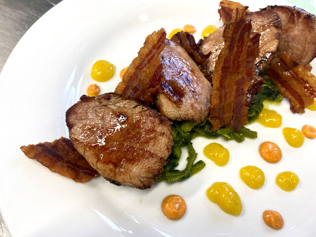 Filetto di maiale cotto a bassa temperatura con cime di rape, pancetta croccante e salsa di senape, miele e arancia
