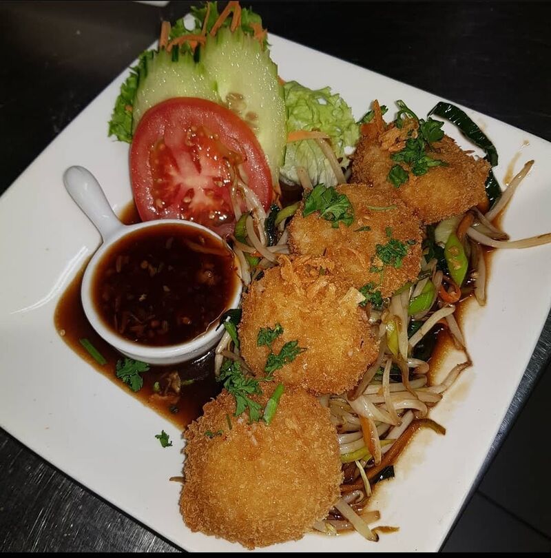 Nieuw suggestie🔥🔥
👉 Hoy Sell Tord
Gebakken St. Jacobsvruchten met sojascheuten en groeten geserveerd met een lekker thais sau