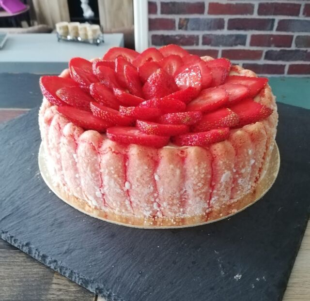 Charlotte aux fraises (mousse bavaroise à la vanille)