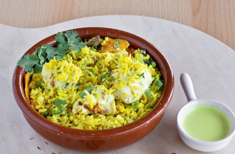 Biriyani au poulet
base de riz basmati, préparé avec les épices, de la viande de poulet, curry,
coriandre et la crème