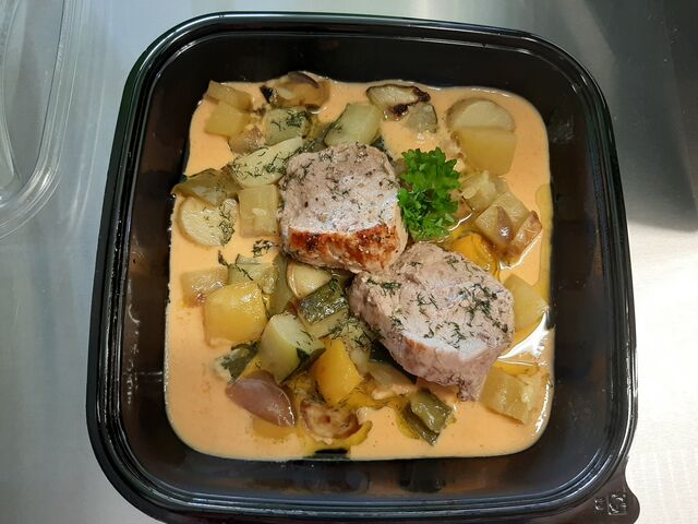 Filet mignon de porc sauce poivron rouge et légumes 