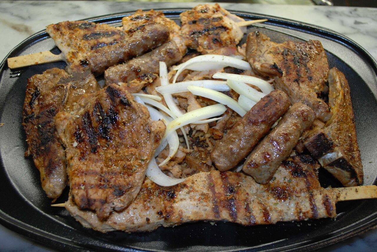 Familienplatte, dazu kommen noch Pommes, Salat und natürlich Zaziki