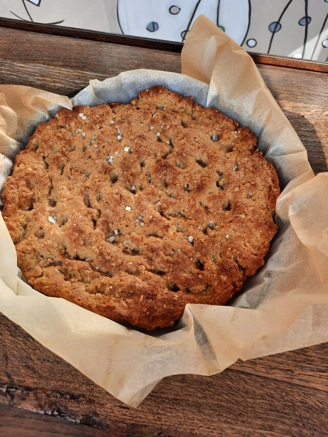 Pirova pogača sa smeđom rižom i jogurtom obogaćena dalmatinskim maslinovim uljem i ninskom morskom soli.